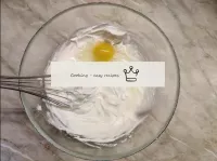 Uno per volta, inserisci tutte le uova mescolando ...