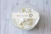 Mélanger le mascarpone avec la crème fouettée, bat...