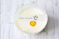 Uno a uno añade los huevos, batiendo cada vez la m...