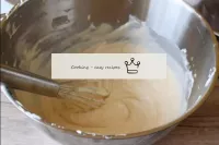 Mascarpone'u ekşi kremalı bir karıştırıcı ile çırp...