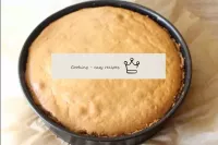 Bitmiş cheesecake ortada hafifçe çırpınmalıdır, an...