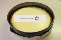 Cheesecake should not brown, he is ready when the ...