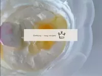 Ajouter la crème de fromage, les œufs, la vanille,...