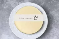Dopo il raffreddamento, la cheesecake si stabilizz...