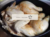 將雞肉放入鍋中，兩側油炸5分鐘，使其融化良好。在頂部，雞肯定需要被壓迫。可以將盤子放在蓋子下，以便將...