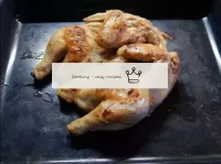 然后将烤鸡转移到模具中烘烤。在烤箱中，鸡肉也需要在压迫下烘烤。可以将烤盘或其他耐火形状放在鸡身上，然...