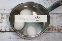 接下來，將雞蛋放入冷水桶中。在水中加入鹽，每升2湯匙。這樣做是為了防止雞蛋破裂，即使發生這種情況，蛋...