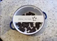 Piastrelle di cioccolato rompere in pezzi, aggiung...