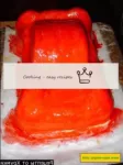 白いマスティックを食品染料（赤）で塗装します。4。5kgのケーキ。...