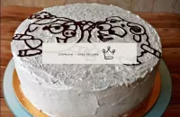 Le gâteau imbibé est légèrement aligné avec de la ...