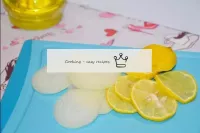 檸檬被沖洗，用開水煮沸-多汁，並切成戒指。...