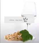 Selbstgemachter wein aus weißer johannisbeere...