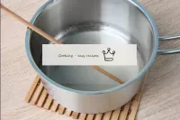 将糖浸入锅中，然后倒入水中搅拌。餐具里的水几乎不能覆盖糖。也可以使用桶装，搪瓷杯或碗进行烹饪。该器皿...