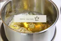 糖浆在搅拌时必须磨损，直到金黄色。不能分心，因为糖质量非常阴险，两种状态之间的差异：