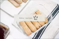 Coloque os biscoitos na bandeja. Também é possível...