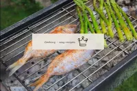 用植物油沖洗幹凈的幹晶格。這樣做是為了防止魚在烘烤過程中粘在金屬上。將多拉多放在格子上，煮至毛皮收縮...