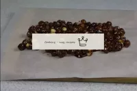 Coloque el caramelo con nueces en el pergamino y d...