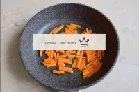 To make the sauce, peel the carrots and cut them i...