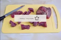 Lavare la carne in acqua corrente e asciugare con ...