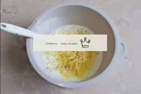 将酸奶油放在深碗中，然后将其与水混合。在碗里，把奶酪擦在磨石上。根据味道，加入一些盐和香料。...