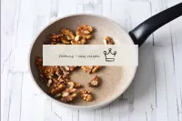 Calciner légèrement les grains de noix dans une ca...
