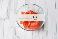 تغسل الطماطم وتجف وتقطع إلى نصف دائرة. بالنسبة لهذ...