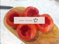 我的西红柿，干燥。我们用刀切出水果，用勺子挖出果肉。必须小心地这样做，以免损坏西红柿皮。...