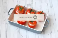 Cubrir los tomates rellenos con tapas cortadas pre...