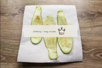 Gebratene Zucchini legen Sie auf Papierhandtücher,...