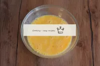 Battez soigneusement les œufs avec une fourchette ...