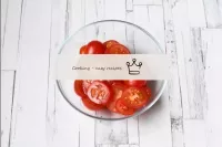 Lavar los tomates, decolorar y cortar con tazas. U...