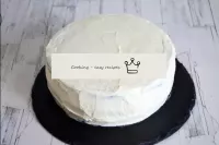 Retirer le gâteau refroidi de l'anneau. Couvrir le...