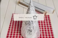 D'abord, pour faire un gâteau Crocembouche, prépar...