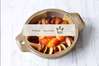 將李子和杏子放在面團上。你可以把水果混合物均勻地撒在上面，或者做一些圖案。...