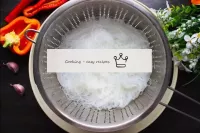 Cuocete i noodles di vetro secondo le istruzioni d...
