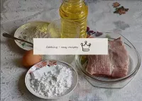 我們準備面糊豬肉產品。我的豬肉，用濕巾擦幹。水必須是寒冷的，冰冷的。我有冰塊. 直到面糊煮熟為止，它...