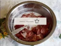 Sumerjamos en una mordaza trozos de carne destroza...