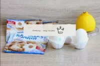 如何制作蛋白质釉料？准备产品。把鸡蛋从冰箱里拿出来。在冷蛋中，蛋白质更容易与蛋黄分离。对于鞭打，中等...