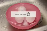 Como os ovos são usados crus, é preciso lavá-los c...