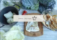 Take turns to fill all the cabbage sheets. Fold th...