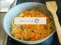 Цибулю і моркву перекладіть у сковороду, полийте м...
