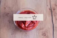 Mezcle la pasta de tomate con el ketchup. ...