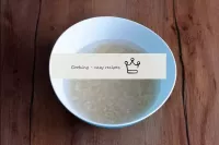 Reis auf klares Wasser spülen, mit kochendem Wasse...