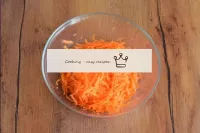 Limpie las zanahorias y frote en un rallador grand...