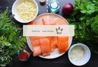 How to bake pink salmon with mayonnaise, onions an...