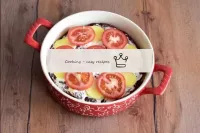 Répartir les tasses de tomates sur le dessus. ...