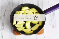 在剩余植物油的煎锅中，将苹果3-5分钟烘烤。它们必须略微软化，但不要失去形状。...