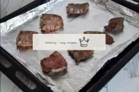 将肉转移到铝箔凝固的烤盘上，放在预热的（烘烤开始前10-20分钟）至180°C烤箱中约25-30分钟...