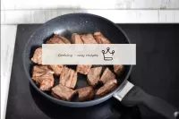 必须用大火烤肉，以便立即密封肉中的所有果汁。从四面八方烤牛肉至金皮。...