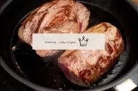 フィルムから牛ヒレ肉を皮をむき、乾燥します。肉が非常によくその形を保持していない場合は、料理のひもで...